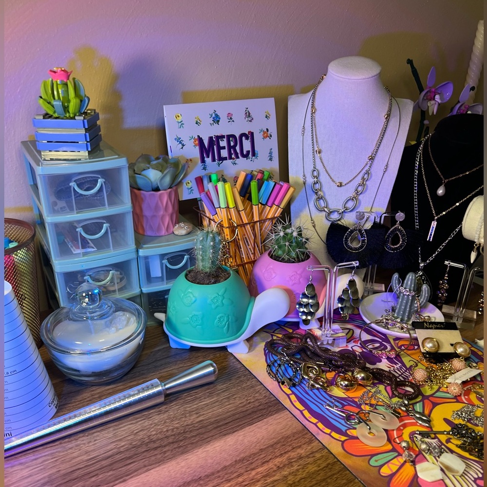 Live show auction listing